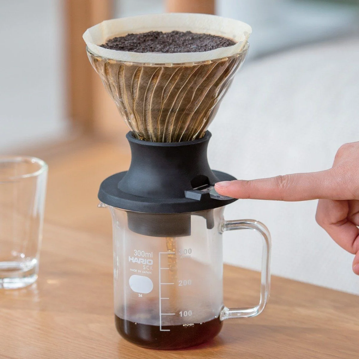 Hario V60-02 Switch Glass Immersion Dripper - Image 3
